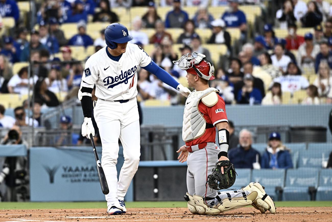 ドジャース対エンゼルス　1回裏の打席の前にドジャース大谷（左）はエンゼルスのオハピーと言葉を交わす＝2025年5月16日　