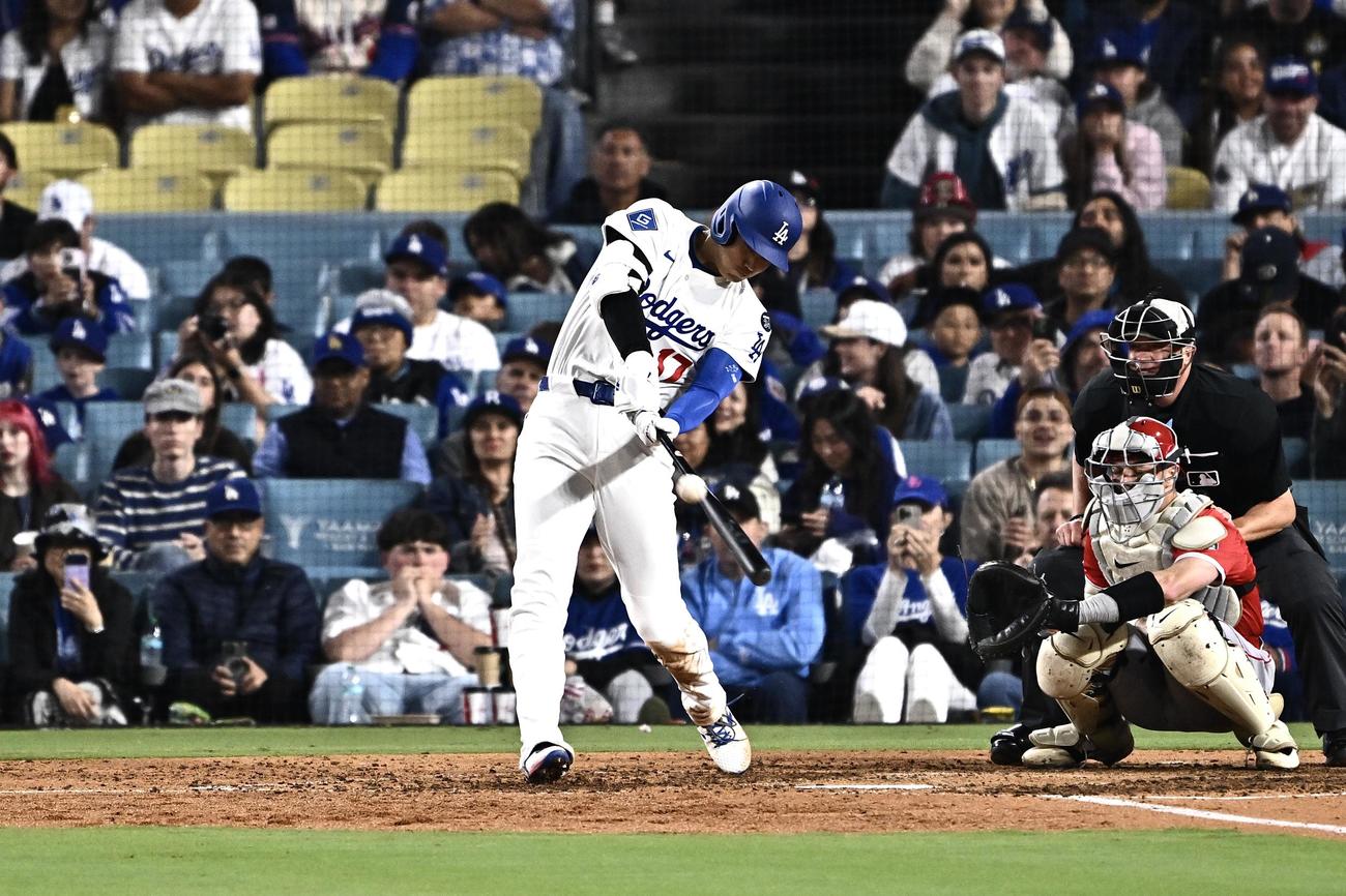 ドジャース対エンゼルス　8回裏ドジャース1死、大谷は中越えソロ本塁打を放つ（撮影・滝沢徹郎）