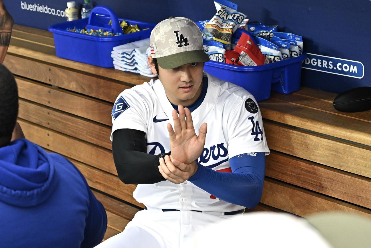 ドジャース対エンゼルス　試合前のチームメートとのあいさつでポーズを決めるドジャース大谷（撮影・滝沢徹郎）