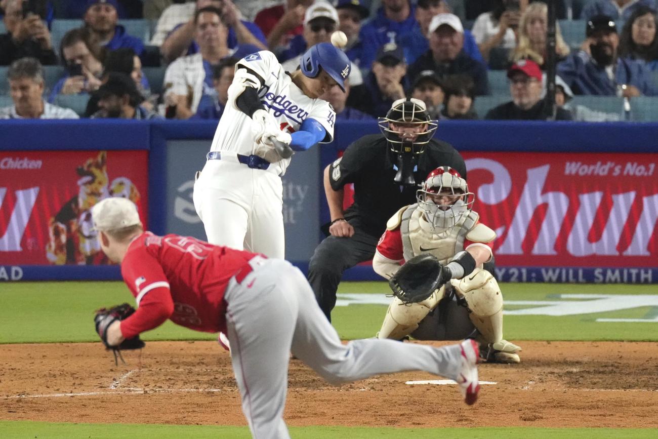 エンゼルス戦8回に3試合連続となる16号本塁打を放ったドジャース大谷翔平（AP)