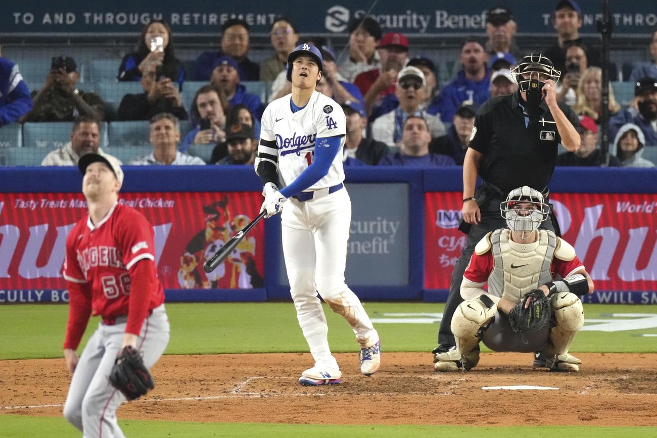 エンゼルス戦8回裏に3試合連続となる16号本塁打を放ったドジャース大谷翔平（AP)