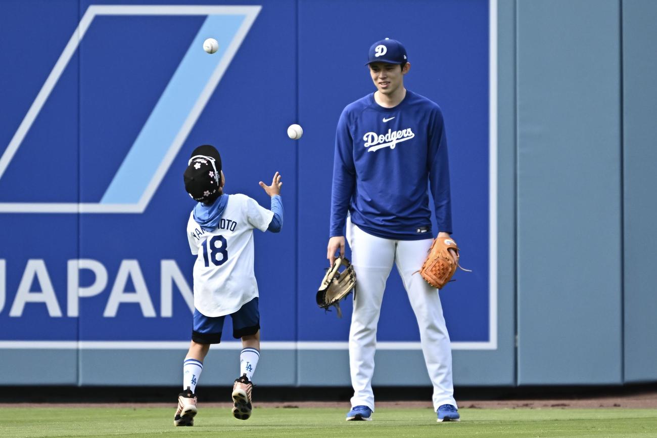 ドジャース対エンゼルス　試合前練習でお手玉する子供を見守るドジャース佐々木（撮影・滝沢徹郎）