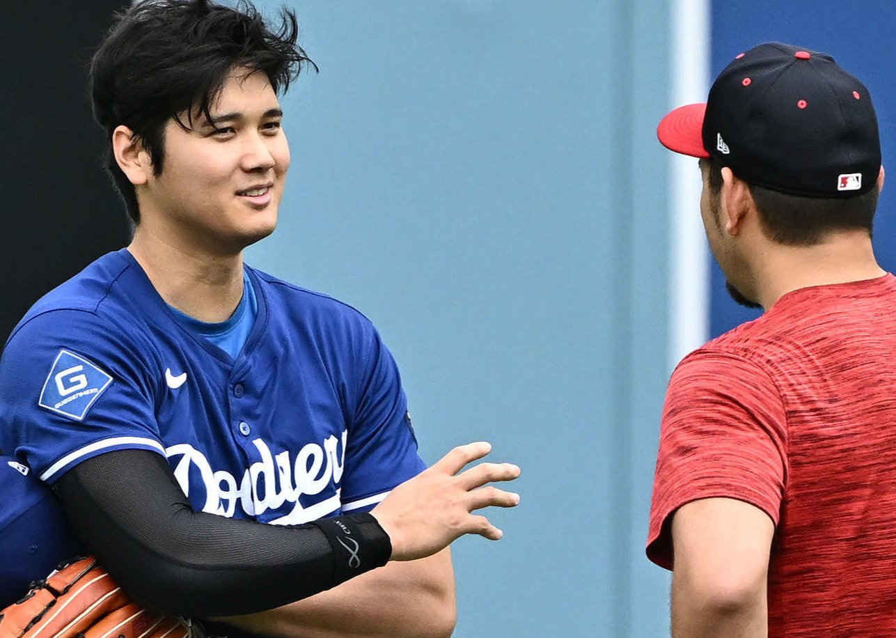 ドジャース対エンゼルス　試合前練習で談笑するドジャース大谷（左）とエンゼルス菊池（撮影・滝沢徹郎）