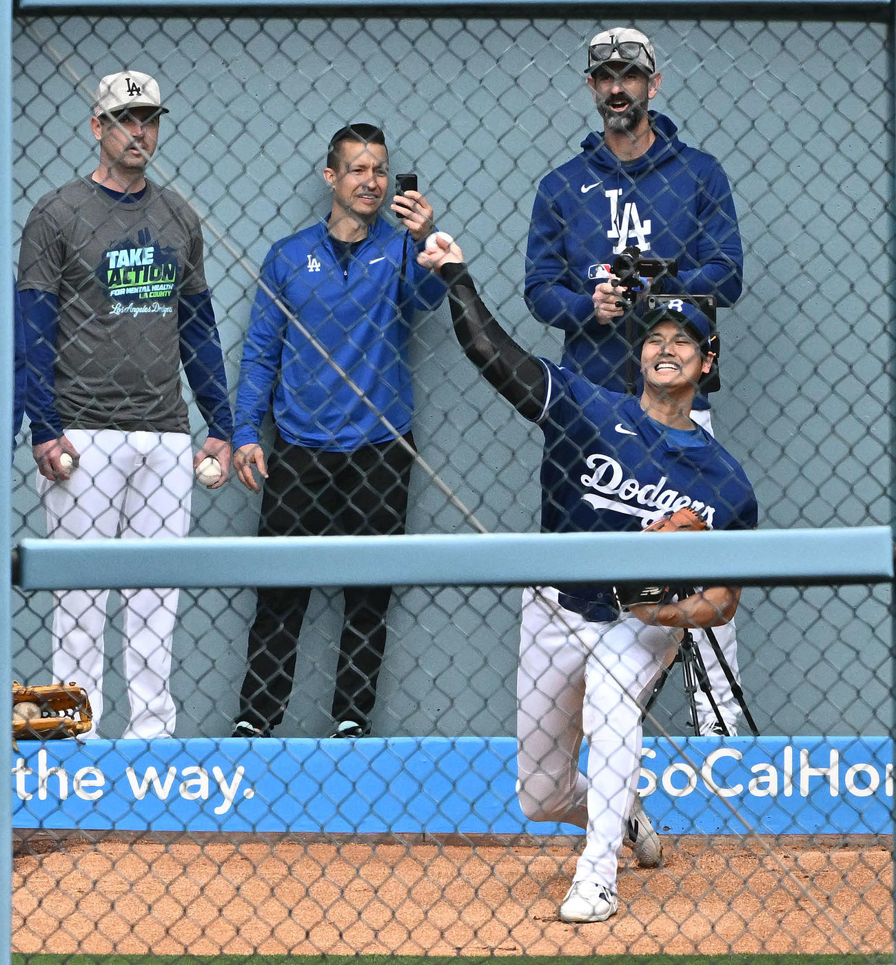 ドジャース対エンゼルス　試合前練習のブルペンで投球練習するドジャース大谷（撮影・滝沢徹郎）