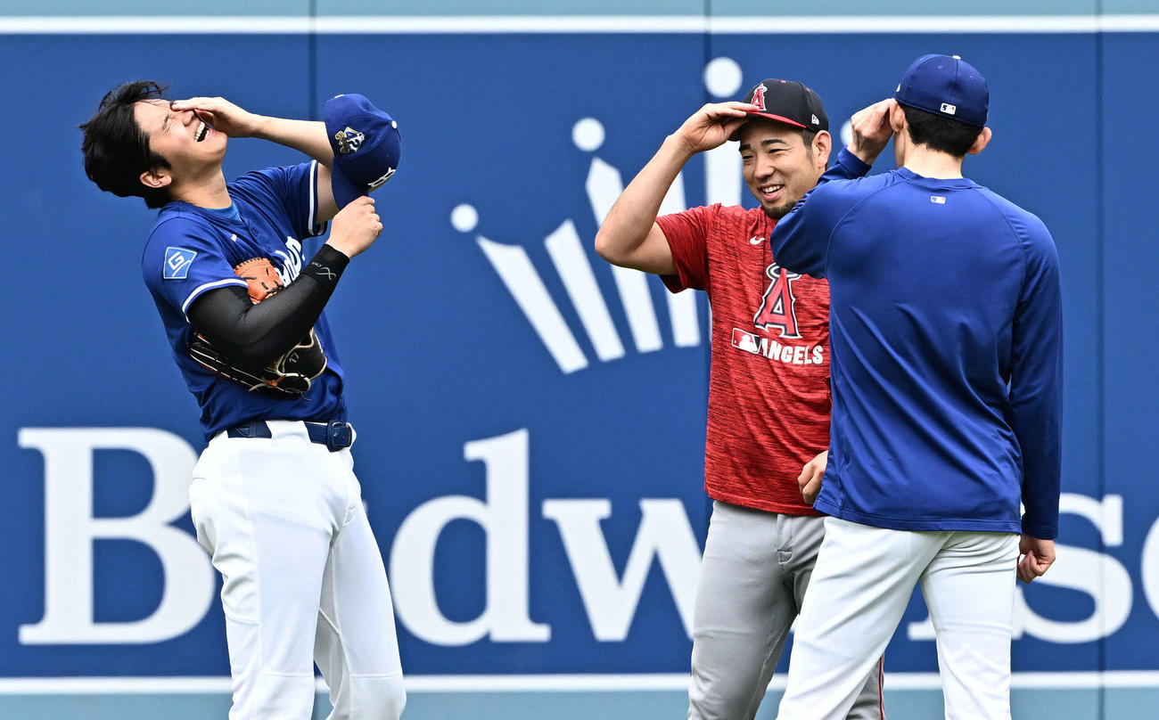 ドジャース対エンゼルス　試合前練習でエンゼルス菊池（中央）と談笑するドジャース大谷（左）と佐々木（撮影・滝沢徹郎）
