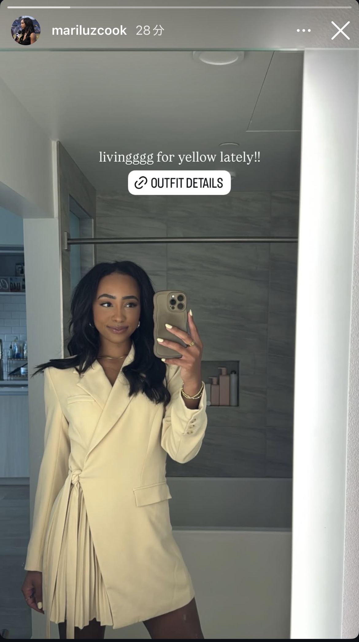 「ブレザーラップドレス」を身にまとったクックさん（インスタグラムから）