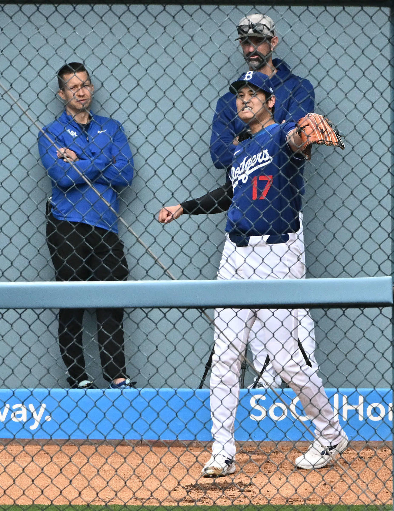 ドジャース対エンゼルス　試合前練習のブルペンでポーズを決めるドジャース大谷（撮影・滝沢徹郎）