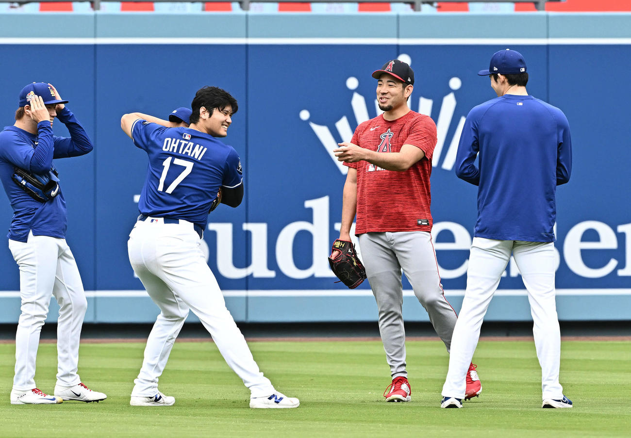 ドジャース対エンゼルス　試合前練習でエンゼルス菊池（左から3人目と）と談笑する、左からドジャースの山本、大谷、佐々木（撮影・滝沢徹郎）