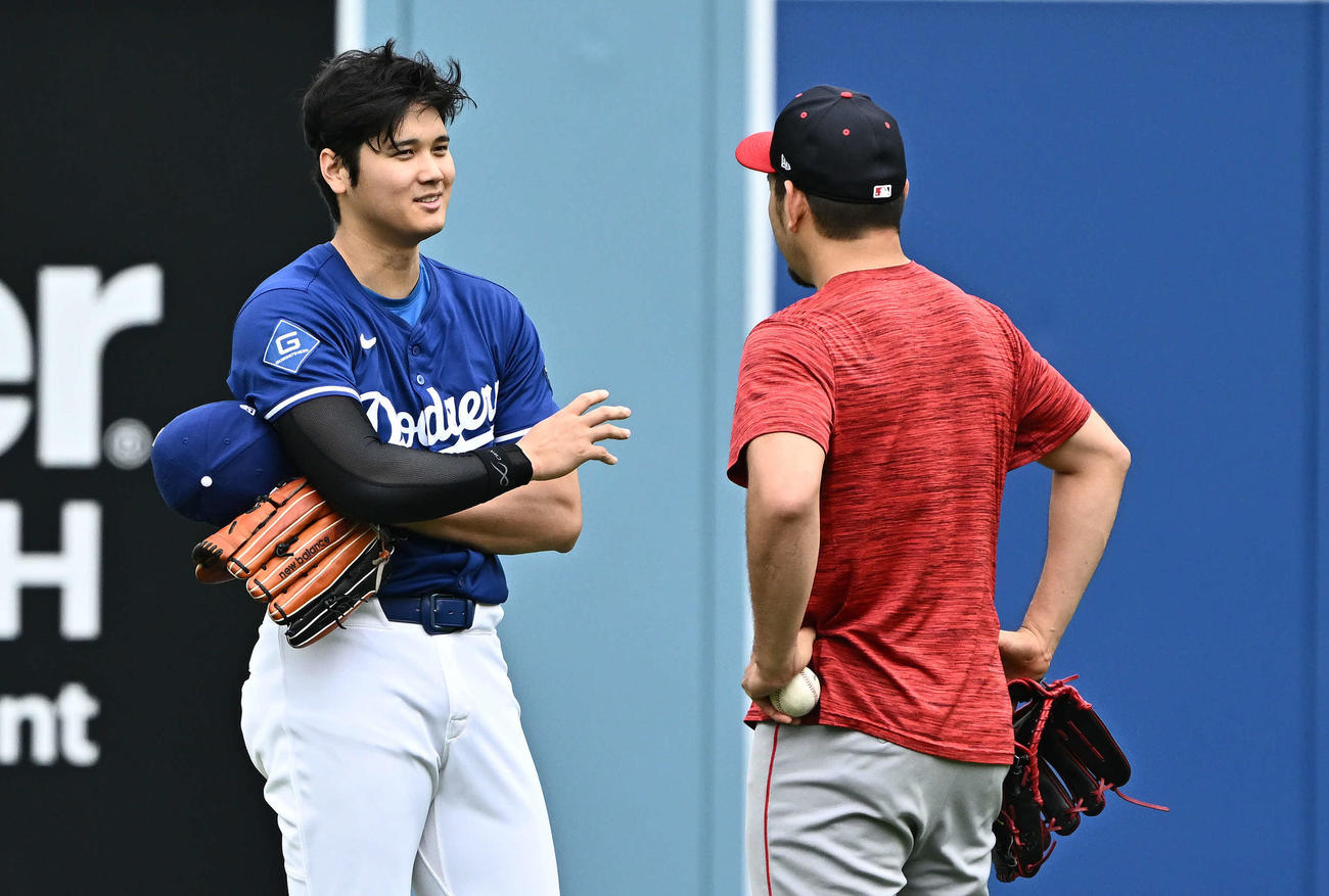 ドジャース対エンゼルス　試合前練習で談笑するドジャース大谷（左）とエンゼルス菊池（撮影・滝沢徹郎）