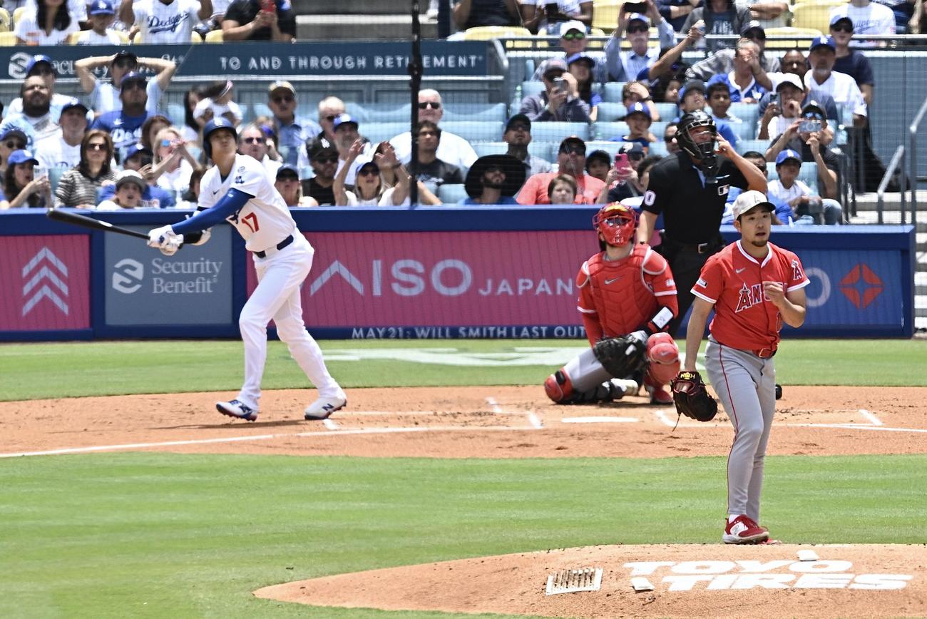 ドジャース対エンゼルス　1回裏ドジャース無死、菊池雄星（手前）は大谷翔平を中飛に打ち取る（撮影・滝沢徹郎）
