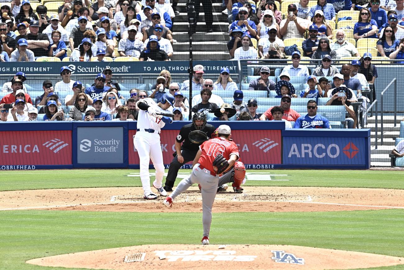 ドジャース対エンゼルス　3回裏ドジャース2死、大谷は左前打を放つ。投手菊池（撮影・滝沢徹郎）