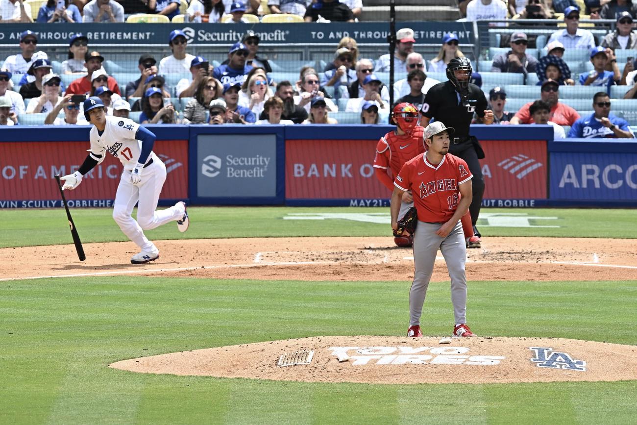 ドジャース対エンゼルス　3回裏ドジャース2死、大谷（後方）に左前打を許す菊池（撮影・滝沢徹郎）