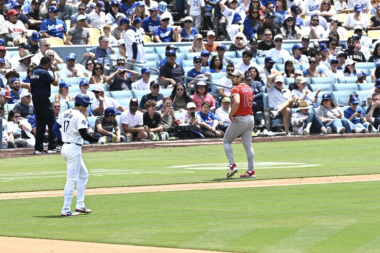 ドジャース対エンゼルス　3回裏を投げ終え引き揚げるエンゼルス先発の菊池。左はドジャース大谷（撮影・滝沢徹郎）