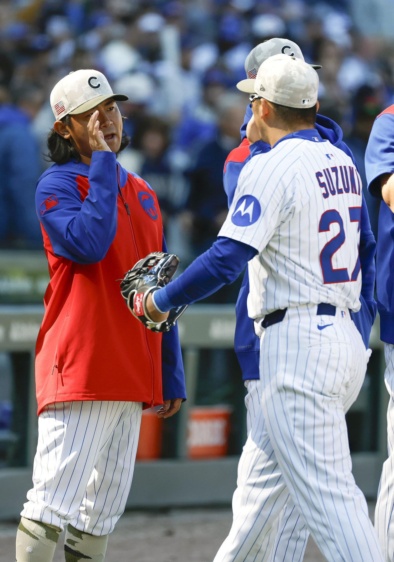 ホワイトソックスに3連勝し、タッチを交わすカブス・鈴木（右）と今永（共同）