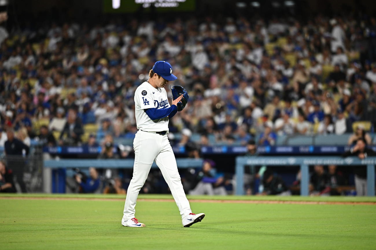 ドジャース対ダイヤモンドバックス　5回表を投げ終えグラブをたたくドジャース先発の山本（撮影・滝沢徹郎）