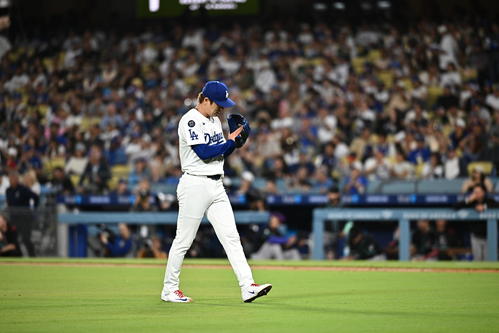ドジャース対ダイヤモンドバックス　5回表を投げ終えグラブをたたくドジャース先発の山本（撮影・滝沢徹郎）