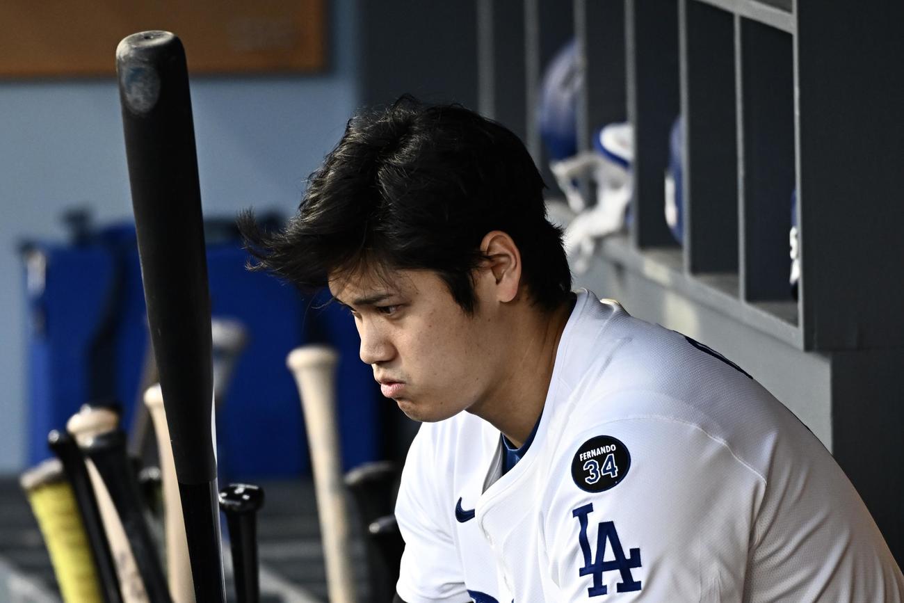 ドジャース対ダイヤモンドバックス　バットを見つめながら息を吹くドジャース大谷（撮影・滝沢徹郎）