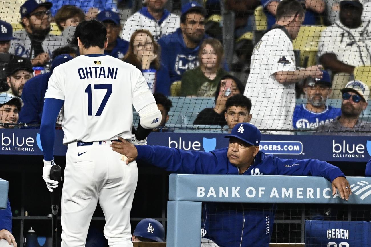 ドジャース対ダイヤモンドバックス　4回裏ドジャース無死、中飛に倒れた大谷（左）をねぎらうロバーツ監督（撮影・滝沢徹郎）
