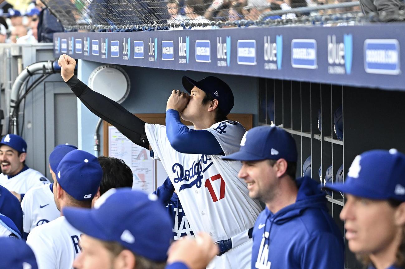 ドジャース対ダイヤモンドバックス　試合前にベンチで天狗のようなポーズを決めるドジャース大谷（撮影・滝沢徹郎）