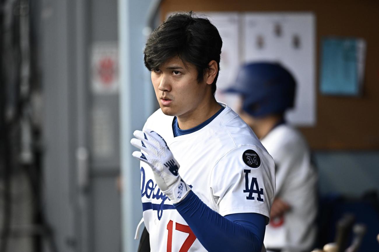 ドジャース対ダイヤモンドバックス　ベンチで気合いの入った表情のドジャース大谷（撮影・滝沢徹郎）