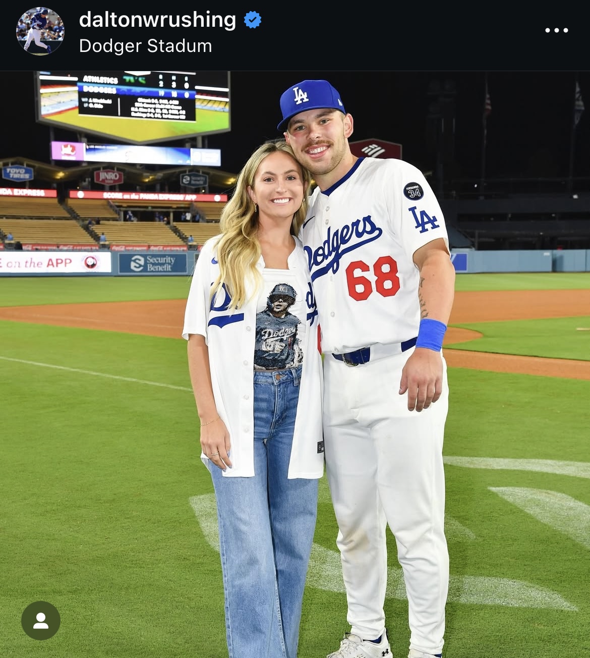 恋人ケイトリンさんとのツーショット（ラッシングのインスタグラムから）