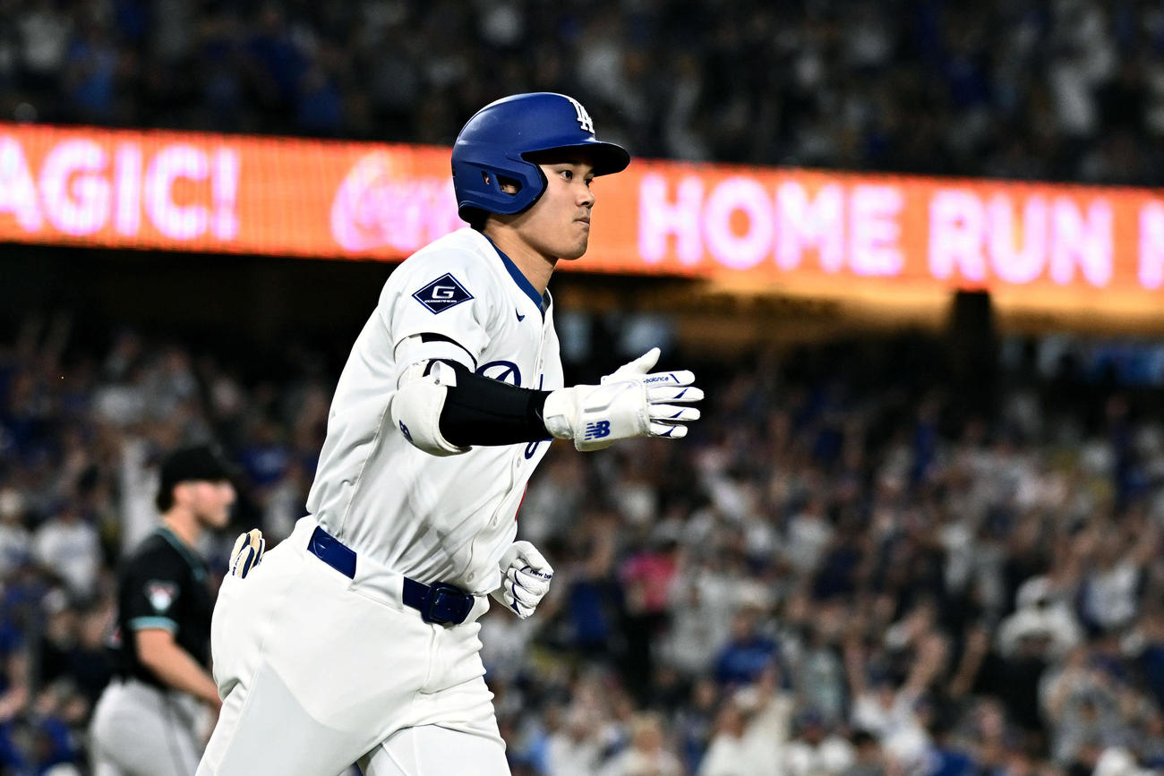 ドジャース対ダイヤモンドバックス　6回裏ドジャース1死、大谷は左越えソロ本塁打を放つ（撮影・滝沢徹郎）