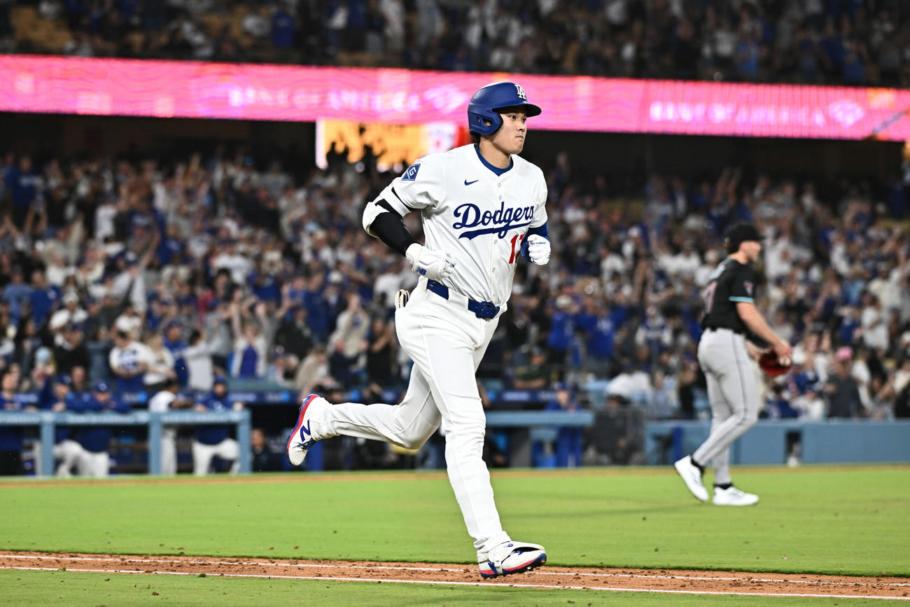 ドジャース対ダイヤモンドバックス　6回裏ドジャース1死、大谷は左越えソロ本塁打を放つ（撮影・滝沢徹郎）