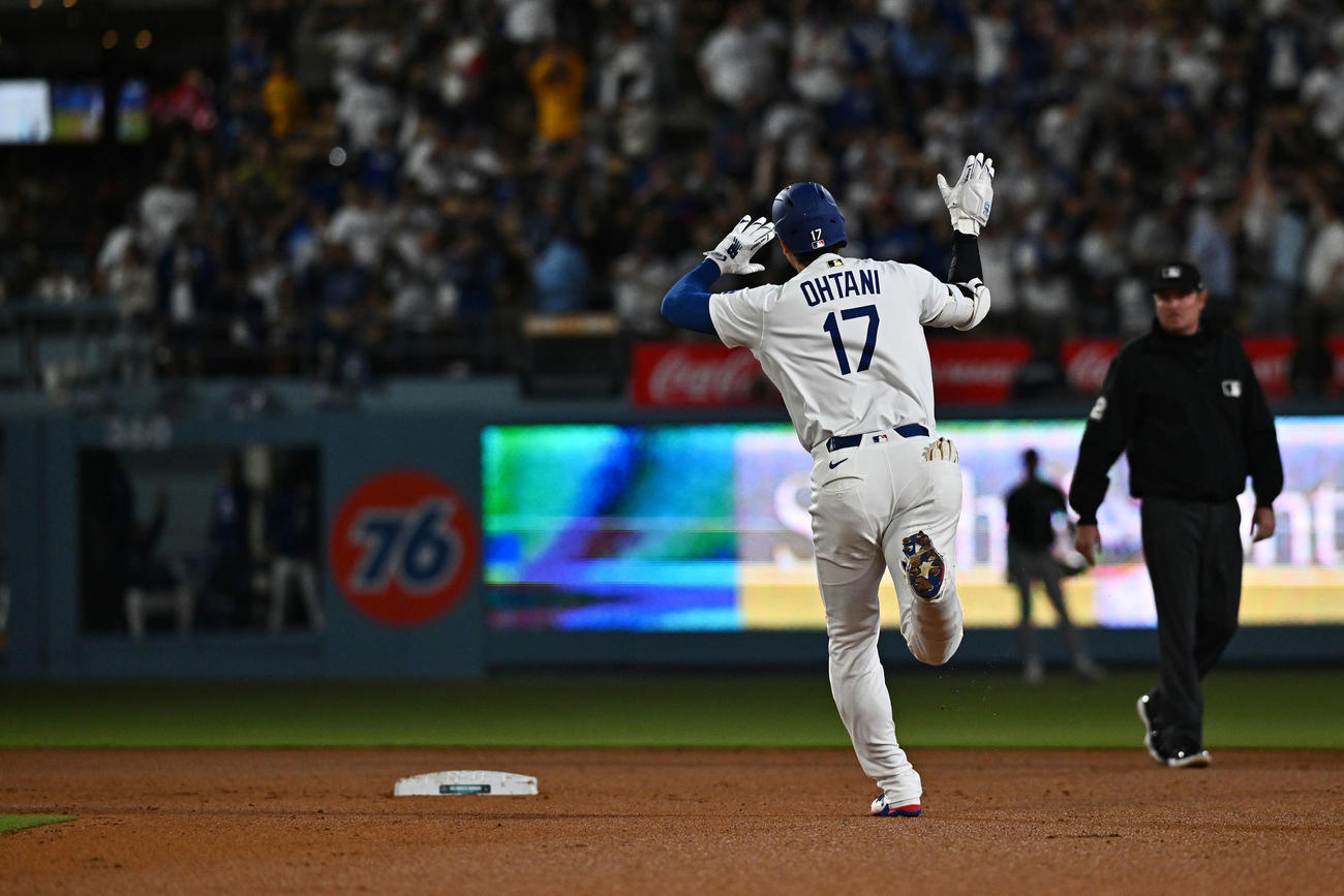 ドジャース対ダイヤモンドバックス　6回裏ドジャース1死、大谷は左越えソロ本塁打を放ちブルペンに向かってポーズを決める（撮影・滝沢徹郎）