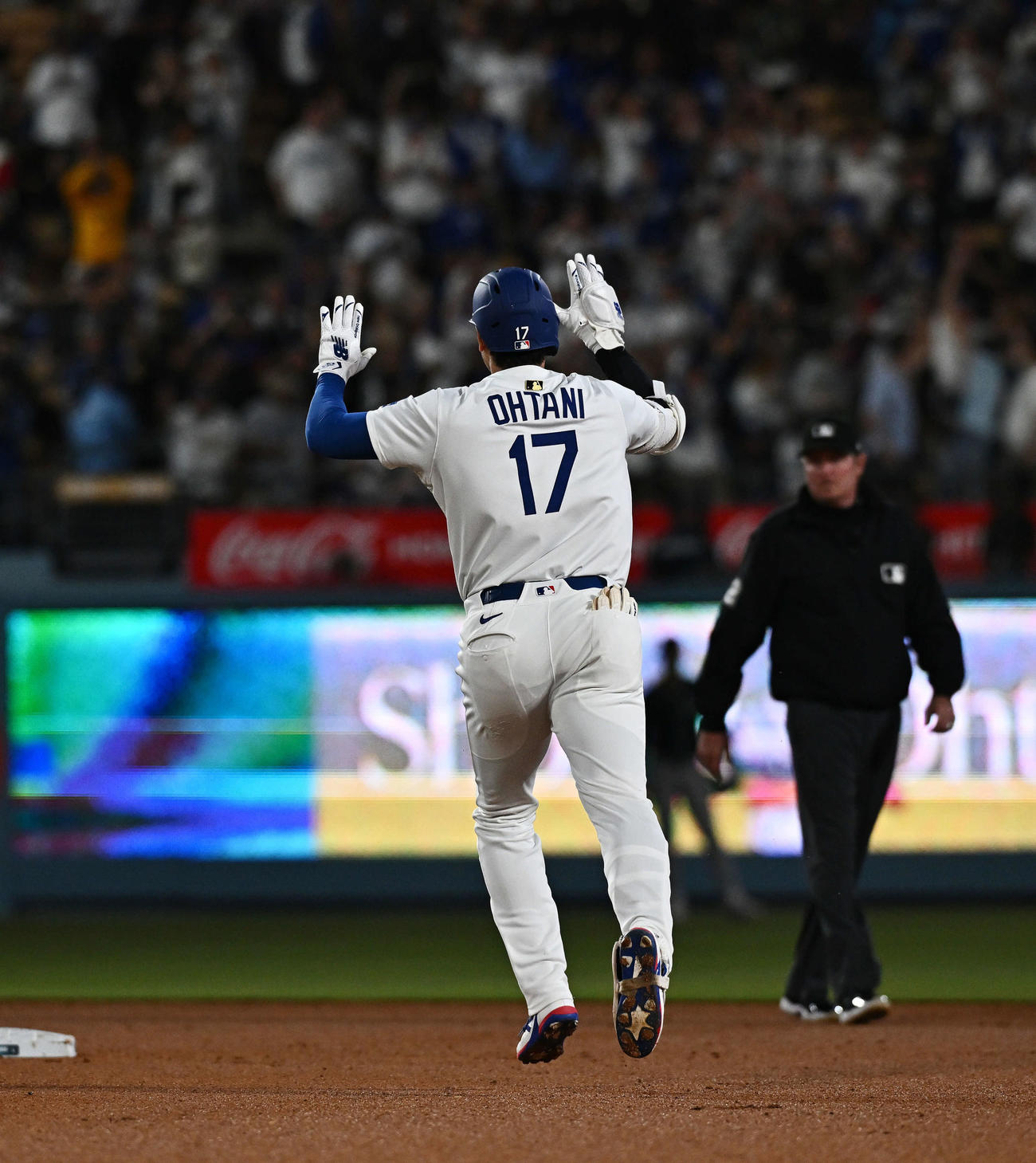 ドジャース対ダイヤモンドバックス　6回裏ドジャース1死、大谷は左越えソロ本塁打を放ちブルペンに向かってポーズを決める（撮影・滝沢徹郎）