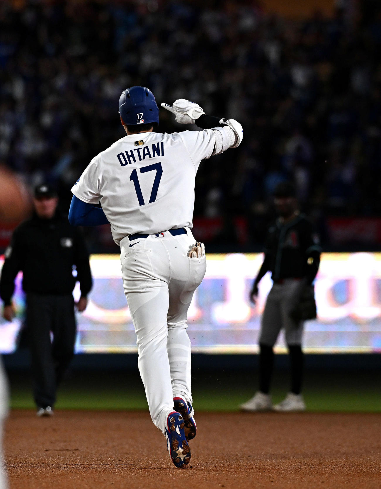 ドジャース対ダイヤモンドバックス　6回裏ドジャース1死、大谷は左越えソロ本塁打を放ちブルペンに向かってポーズを決める（撮影・滝沢徹郎）
