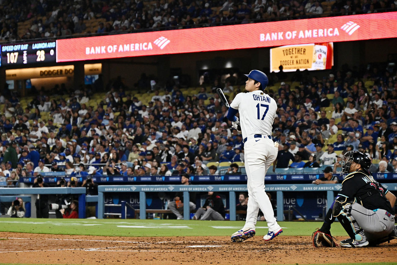 ドジャース対ダイヤモンドバックス　6回裏ドジャース1死、大谷は左越えソロ本塁打を放つ（撮影・滝沢徹郎）