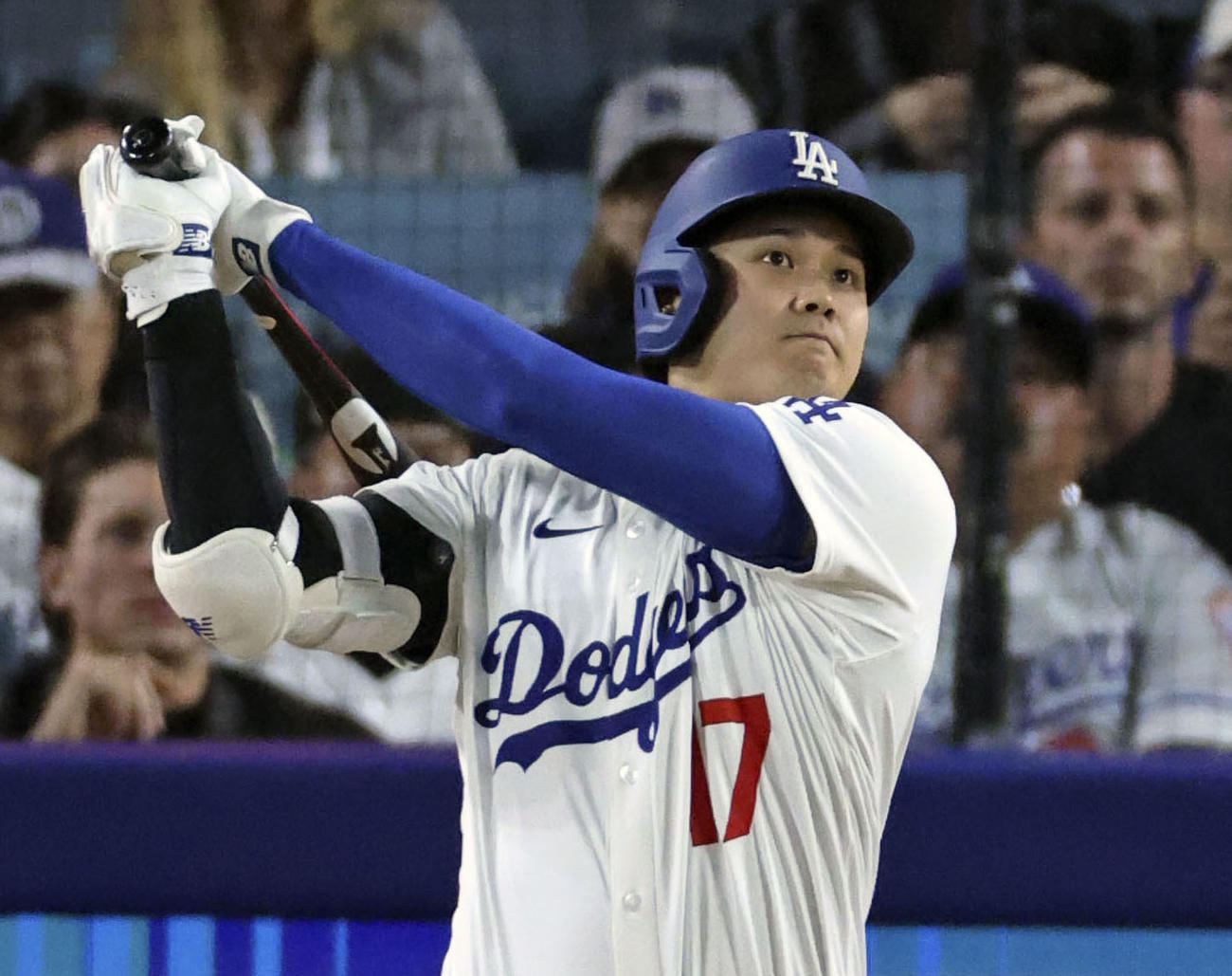 ダイヤモンドバックス戦の6回、17号ソロを放つドジャース大谷（共同）