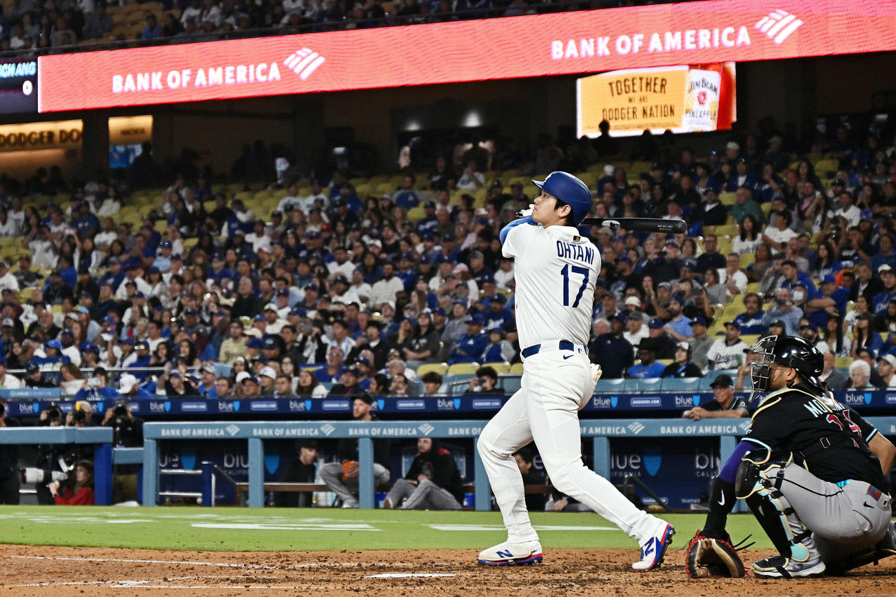 ドジャース対ダイヤモンドバックス　6回裏ドジャース1死、大谷は左越えソロ本塁打を放つ（撮影・滝沢徹郎）