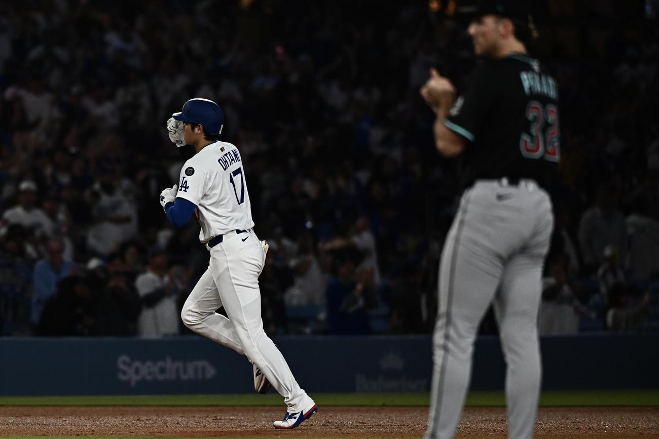 ドジャース対ダイヤモンドバックス　6回裏ドジャース無死、左越えソロ本塁打を放った大谷（左）はデコルテポーズを決める＝2025年5月19日　