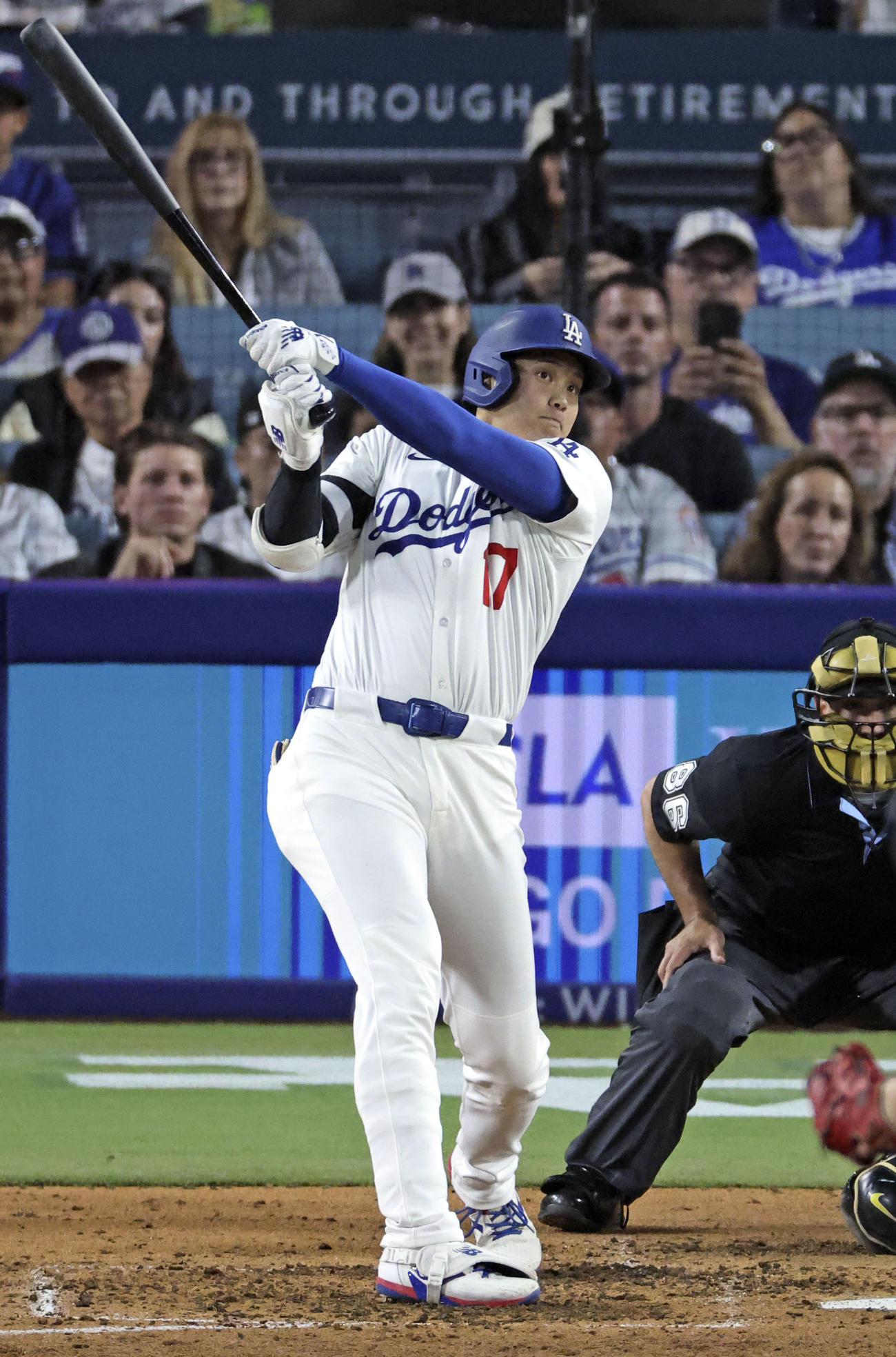 ダイヤモンドバックス戦の6回、17号ソロを放つドジャース大谷（共同）