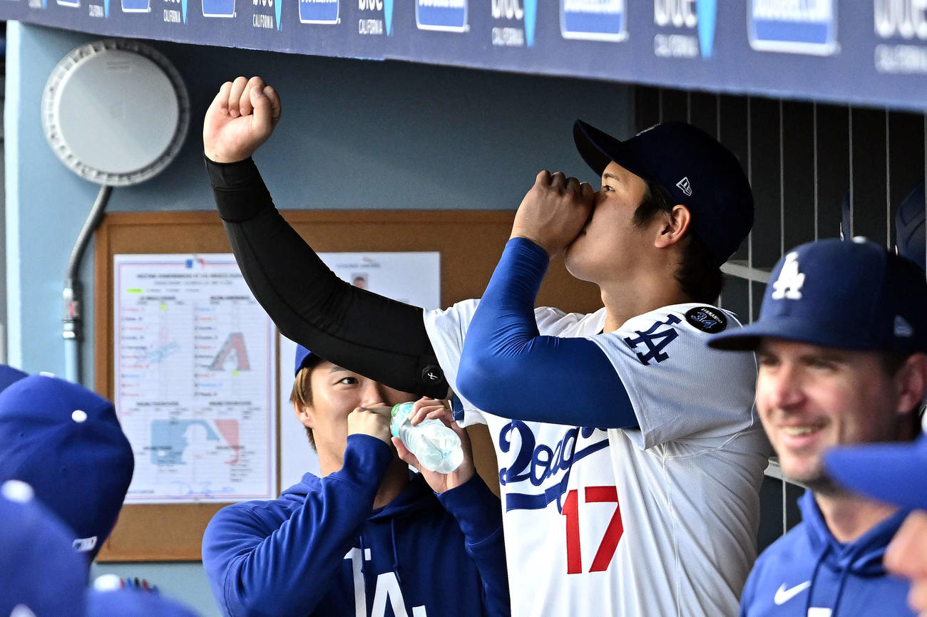 ドジャース対ダイヤモンドバックス　試合前にベンチでてんぐのようなポーズを決めるドジャース大谷（手前）と山本（撮影・滝沢徹郎）