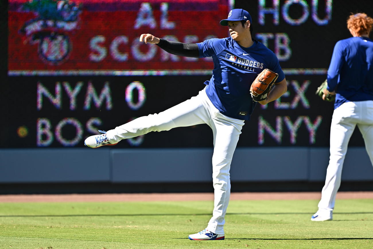 ドジャース対ダイヤモンドバックス　試合前練習でキャッチボールするドジャース大谷（撮影・滝沢徹郎）