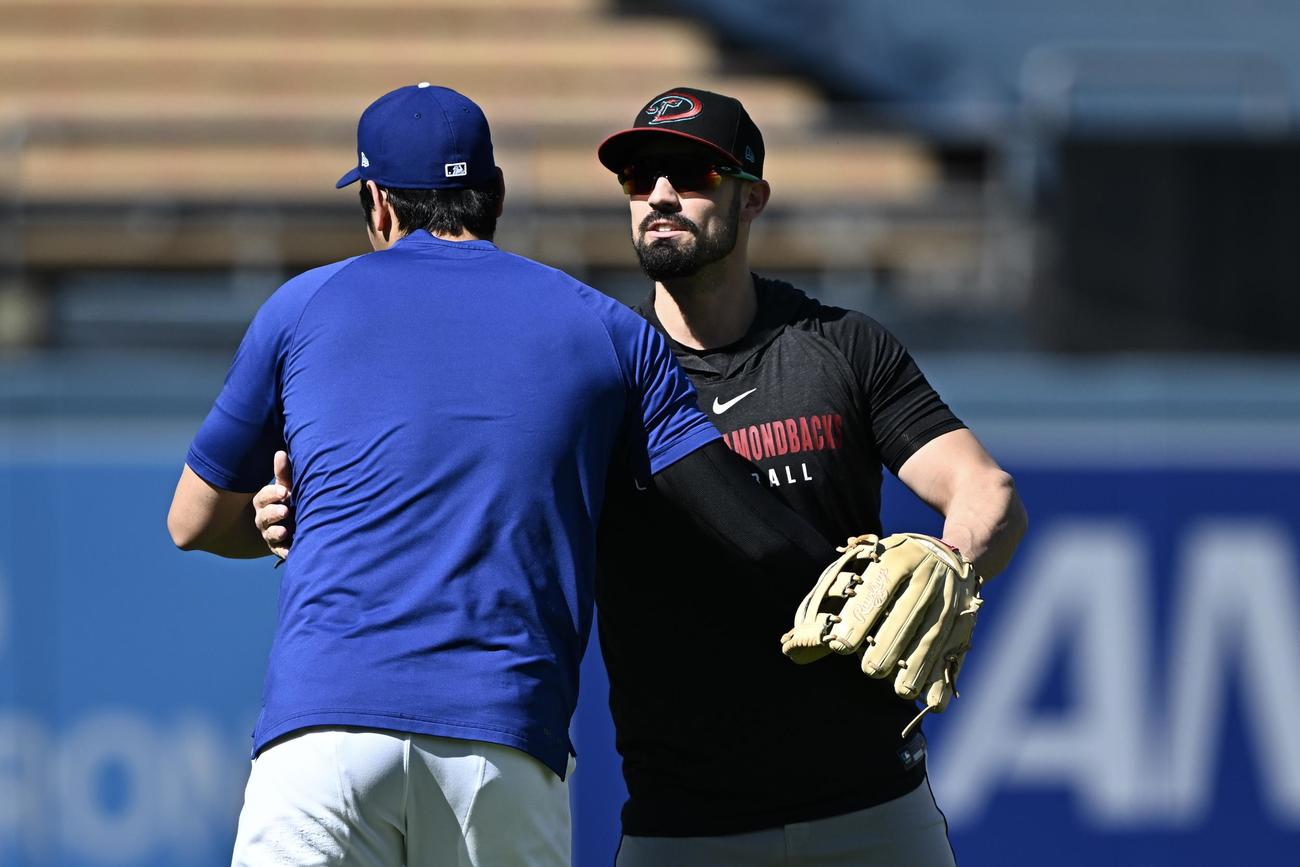 ドジャース対ダイヤモンドバックス　試合前練習でドジャース大谷（左）はダイヤモンドバックスのグリチェクとハグする（撮影・滝沢徹郎）
