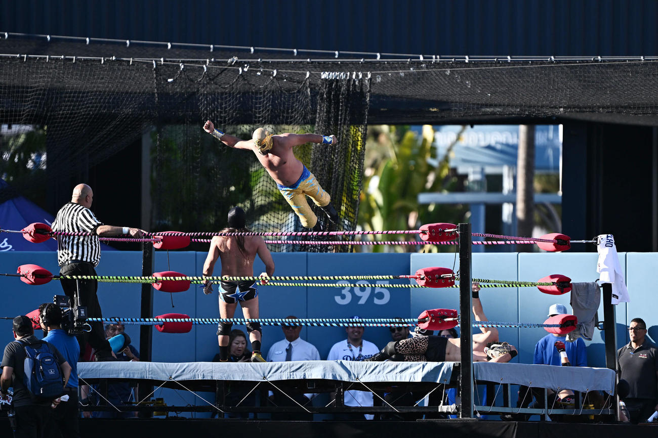 ドジャース対ダイヤモンドバックス　試合前のイベントで行われたプロレス（撮影・滝沢徹郎）