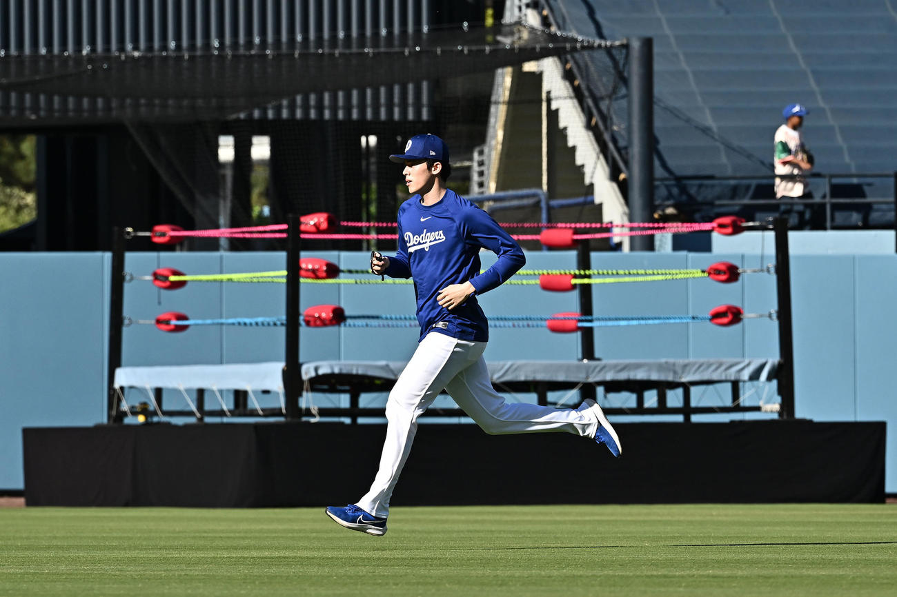 ドジャース対ダイヤモンドバックス　試合前練習でイベントで使用するリングの前を走るドジャース佐々木（撮影・滝沢徹郎）
