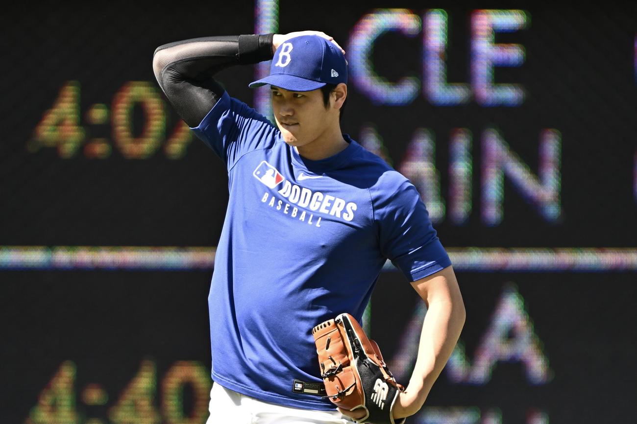 ドジャース対ダイヤモンドバックス　試合前練習で調整するドジャース大谷（左）（撮影・滝沢徹郎）