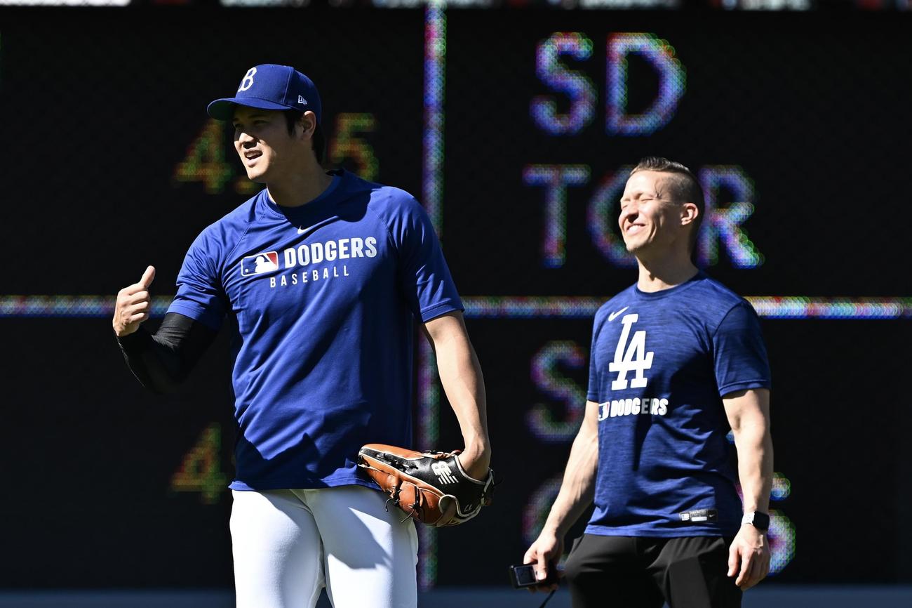ドジャース対ダイヤモンドバックス　試合前練習で笑顔のドジャース大谷（左）（撮影・滝沢徹郎）