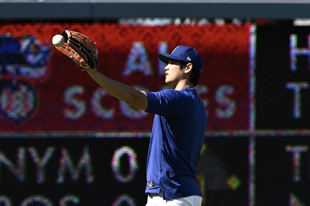 ドジャース対ダイヤモンドバックス　試合前練習でキャッチボールするドジャース大谷（撮影・滝沢徹郎）