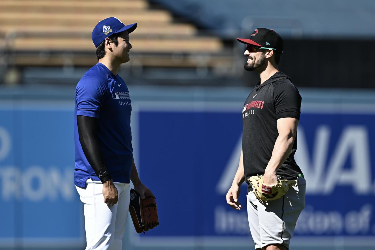 ドジャース対ダイヤモンドバックス　試合前練習でドジャース大谷（左）はダイヤモンドバックスのグリチェクと話す（撮影・滝沢徹郎）