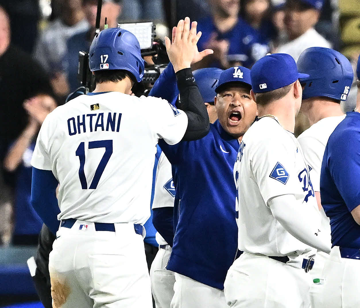 ドジャース対ダイヤモンドバックス　試合後、ドジャース大谷（左）はロバーツ監督とタッチをかわす（撮影・滝沢徹郎）