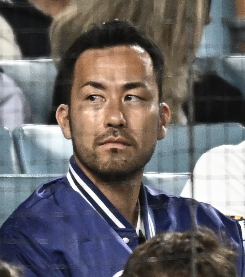 ドジャース対ダイヤモンドバックス　観戦する吉田麻也（撮影・滝沢徹郎）