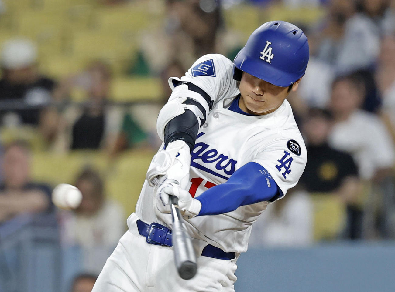 ダイヤモンドバックス戦の8回、二塁打を放つドジャース大谷（共同）