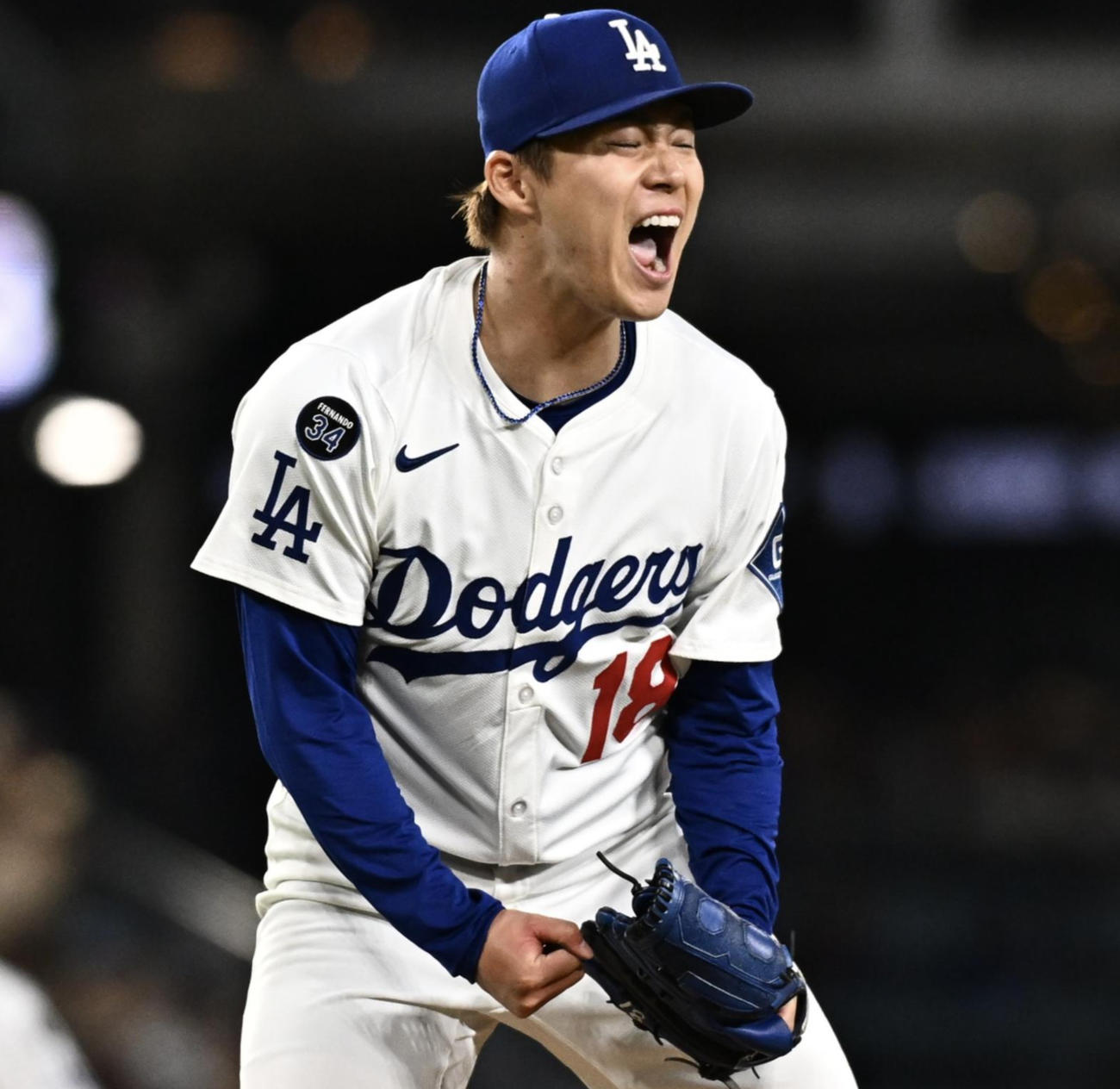 ドジャース対ダイヤモンドバックス　7回表ダイヤモンドバックス2死一、三塁、スミスを空振り三振にしとめ雄たけびをあげる山本（撮影・滝沢徹郎）