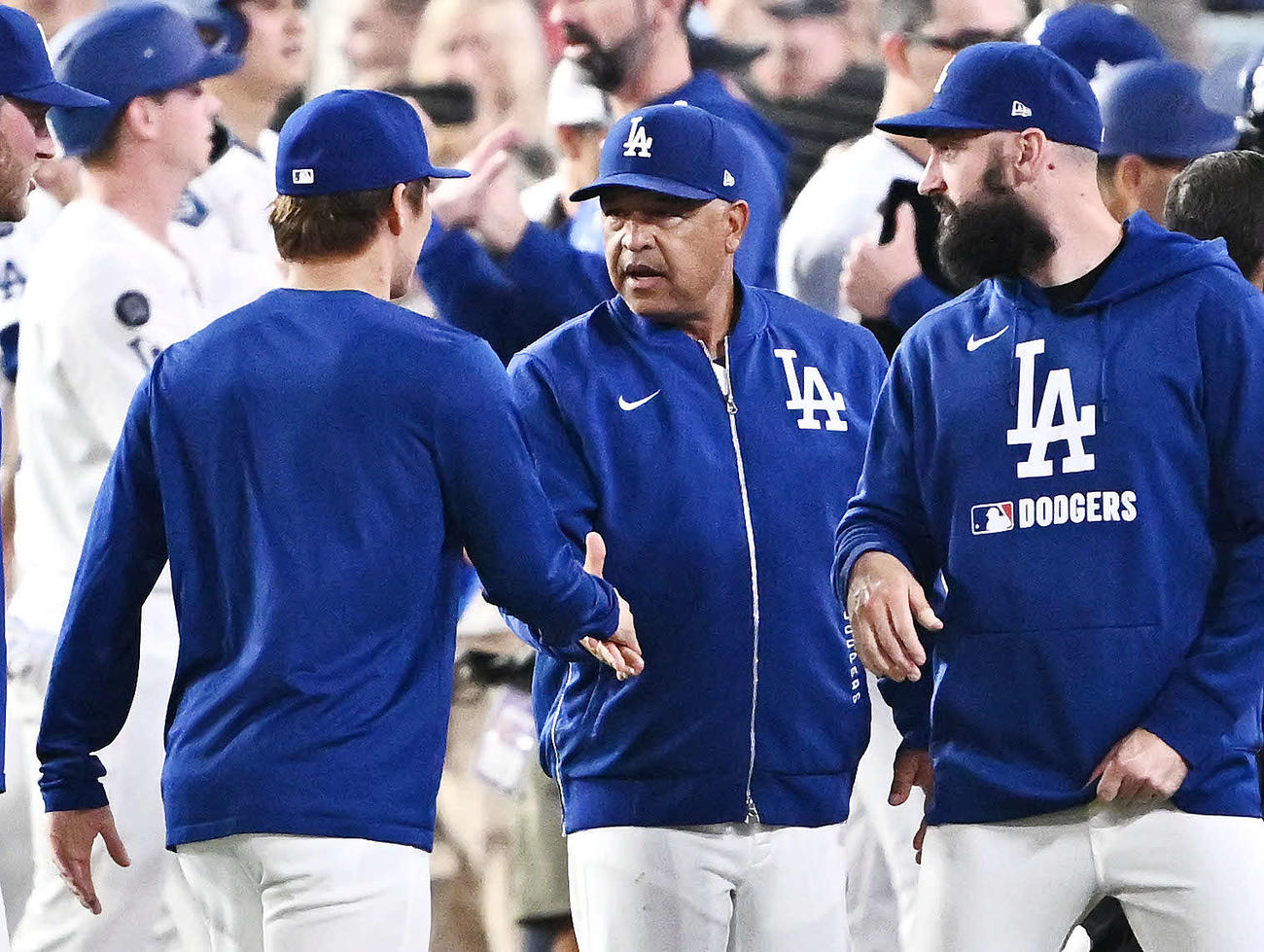 ドジャース対ダイヤモンドバックス　試合後、ドジャース山本（左）はロバーツ監督と握手を交わす（撮影・滝沢徹郎）