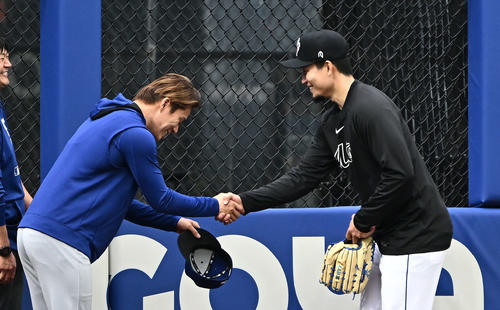 メッツ対ドジャース　試合前練習でドジャース山本（左）はメッツ千賀と握手を交わす（撮影・滝沢徹郎）